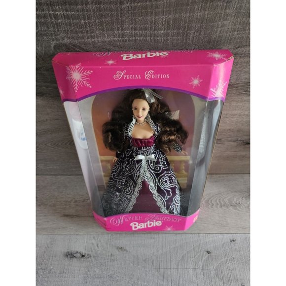 Vintage Winter Fantasy Special Edition Brunette Barbie Doll 1996 Mattel #17666 - Picture 5 of 8